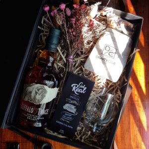 Caja de Regalo con Whisky Especial Buffalo Trace, frutos secos y copa de cata